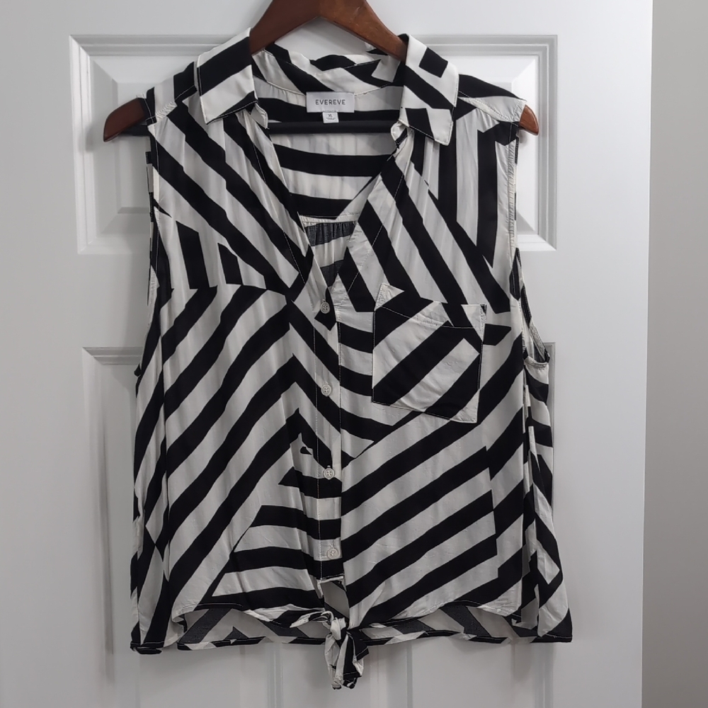 Evereve Mara Tie Front Sleeveless Top